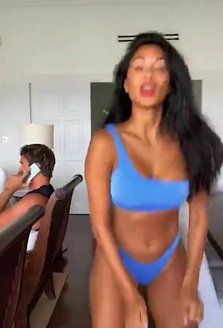 Sexy Nicole Scherzinger enseña escote con Bikini Azul