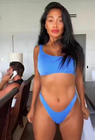 2. Sexy Nicole Scherzinger Enseña Escote Con Bikini Azul