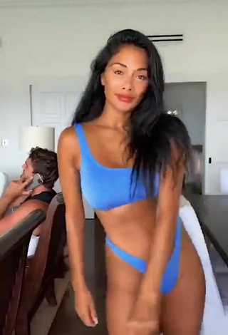 5. Sexy Nicole Scherzinger Enseña Escote Con Bikini Azul