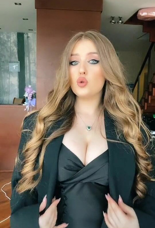 3. Sexy Viktoria Nikulina Enseña Escote Con Vestido Negro