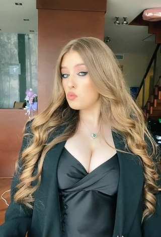 4. Sexy Viktoria Nikulina Enseña Escote Con Vestido Negro