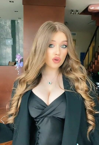 5. Sexy Viktoria Nikulina Enseña Escote Con Vestido Negro