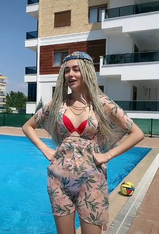 Sexy Niluferland con Sujetador de Bikini en la piscina