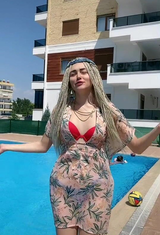 5. Sexy Niluferland Con Sujetador De Bikini En La Piscina