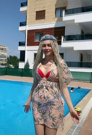 6. Sexy Niluferland Con Sujetador De Bikini En La Piscina