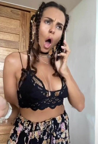 Caliente Nastia Kamenskykh enseña escote con Top Corto Negro