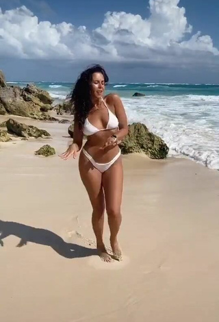 Caliente Nastia Kamenskykh con Bikini en la playa