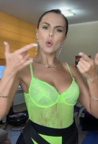 5. Sexy Nastia Kamenskykh Enseña Escote Con Traje De Cuerpo Verde Lima