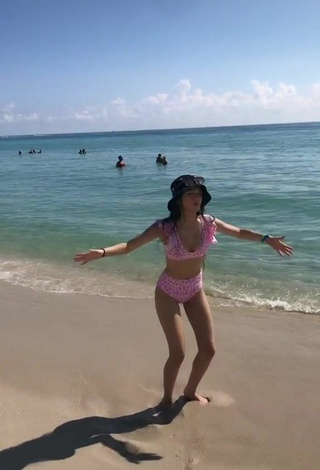 Hermosa Paola Ruiz con Bikini Rosa en la playa