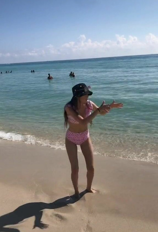 2. Hermosa Paola Ruiz Con Bikini Rosa En La Playa