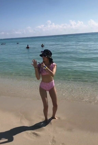 3. Hermosa Paola Ruiz Con Bikini Rosa En La Playa