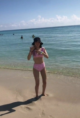 4. Hermosa Paola Ruiz Con Bikini Rosa En La Playa