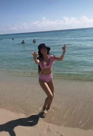 6. Hermosa Paola Ruiz Con Bikini Rosa En La Playa