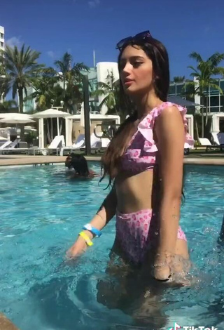 5. Caliente Paola Ruiz Con Bikini En La Piscina