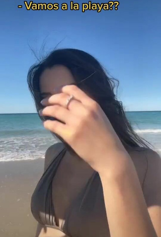 Hermosa Paola Ruiz con Sujetador de Bikini en la playa