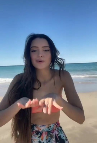 Bonita Paola Ruiz con Sujetador de Bikini en la playa