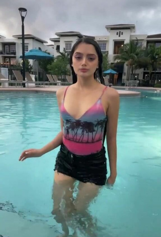 2. Sexy Paola Ruiz Con Traje De Baño En La Piscina