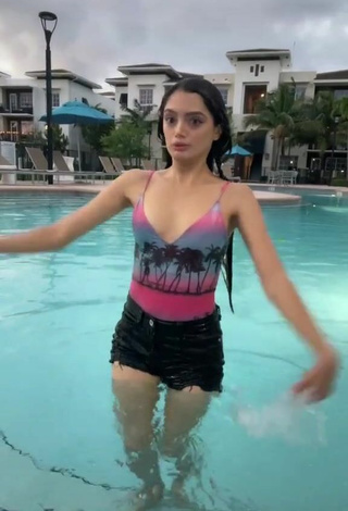 3. Sexy Paola Ruiz Con Traje De Baño En La Piscina