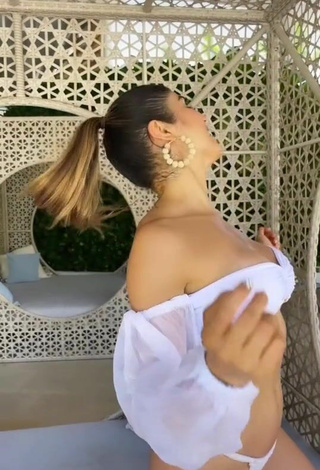 Sexy Paula Galindo enseña escote con Top Corto Blanco en la piscina