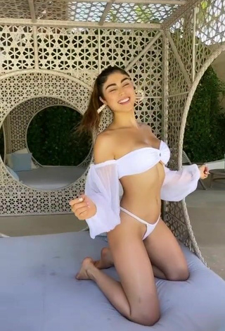 2. Sexy Paula Galindo Enseña Escote Con Top Corto Blanco En La Piscina