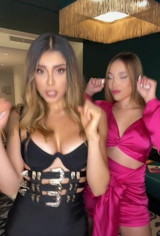 Sexy Paula Galindo enseña escote con Vestido