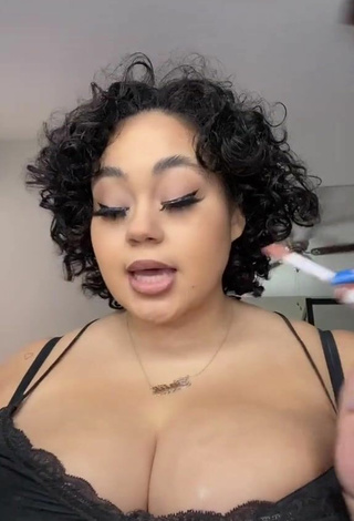 Caliente Phaith Montoya enseña escote con Top Negro y Tetas Saltarinas