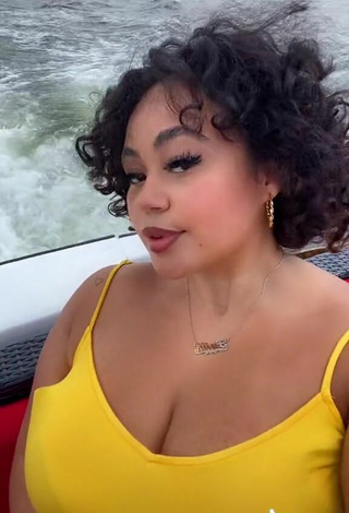 6. Guapísima Phaith Montoya Enseña Escote Con Atractivos Vestido Amarillo En Un Barco