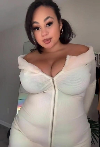 2. Caliente Phaith Montoya Enseña Escote Con Vestido Blanco Y Tetas Saltarinas