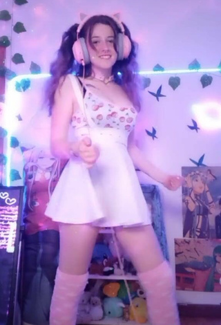 6. Bonita Ryn GamerGirl Egirl Enseña Escote Con Top Y Tetas Saltarinas