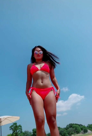 Increíble Virgie Ann Casteel con Bikini Rojo en la playa