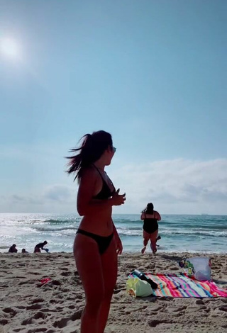 Bonita Virgie Ann Casteel con Bikini Negro en la playa