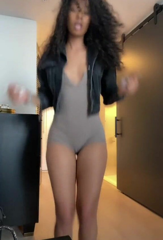 Hermosa Rubi Rose Enseña el culo mientras hace twerking