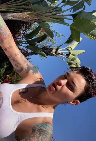 Sexy Ruby Rose con Top Blanco