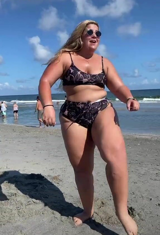 Guapísima Sam Paige con Atractivos Bikini en la playa y Tetas Saltarinas