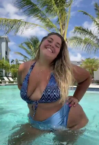 Bonita Sam Paige enseña escote con Bikini en la piscina y Tetas Saltarinas