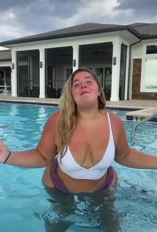 Caliente Sam Paige Enseña el culo en la piscina y Pechos Saltarinas