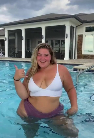 3. Caliente Sam Paige Enseña El Culo En La Piscina Y Pechos Saltarinas