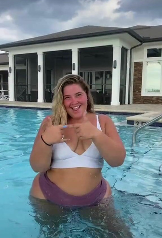 5. Caliente Sam Paige Enseña El Culo En La Piscina Y Pechos Saltarinas