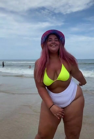 3. Hermosa Sam Paige Enseña Escote Con Sujetador De Bikini En La Playa