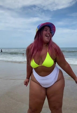 4. Hermosa Sam Paige Enseña Escote Con Sujetador De Bikini En La Playa