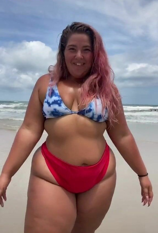 Más caliente Sam Paige enseña escote con Bikini en la playa