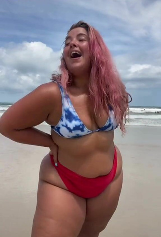 2. Más Caliente Sam Paige Enseña Escote Con Bikini En La Playa