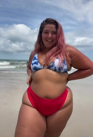 3. Más Caliente Sam Paige Enseña Escote Con Bikini En La Playa