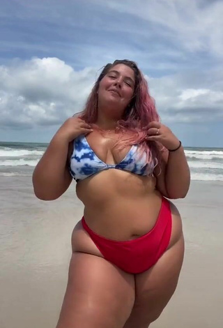 4. Más Caliente Sam Paige Enseña Escote Con Bikini En La Playa