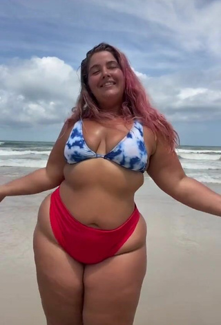 5. Más Caliente Sam Paige Enseña Escote Con Bikini En La Playa