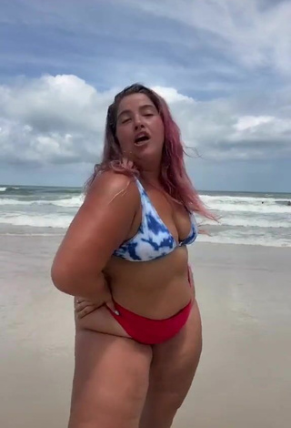 6. Más Caliente Sam Paige Enseña Escote Con Bikini En La Playa