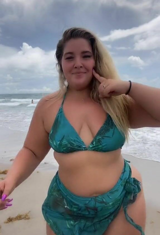 4. Preciosa Sam Paige Enseña Escote Con Bikini Verde En La Playa