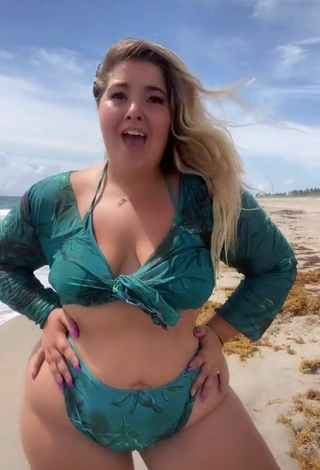 Atractiva Sam Paige enseña escote con Provocativos Bikini Verde en la playa