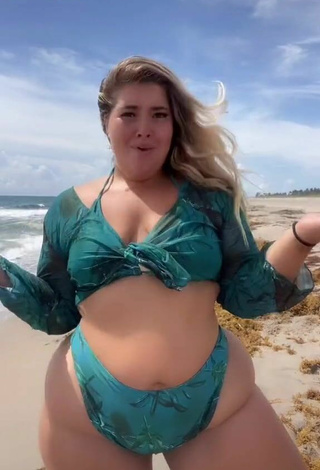 2. Atractiva Sam Paige Enseña Escote Con Provocativos Bikini Verde En La Playa