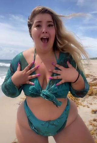 3. Atractiva Sam Paige Enseña Escote Con Provocativos Bikini Verde En La Playa